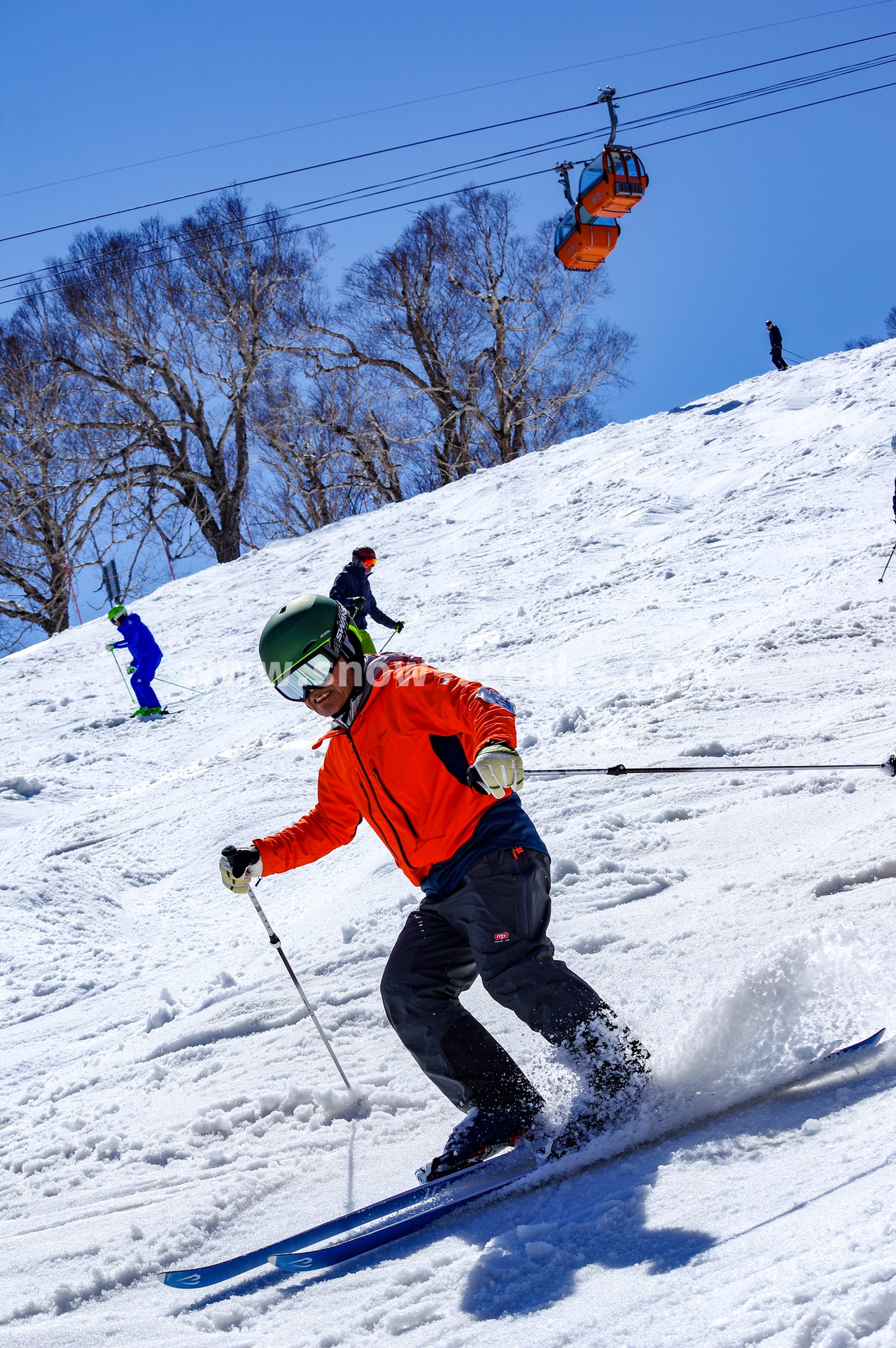 札幌国際スキー場 Mt.石井スポーツ ISHII SKI ACADEMY 校長・斉藤人之さんによる『斉藤塾』開講。本日のテーマは、「春雪！コブからスキーのたわみを楽しむ！！」(^^)v